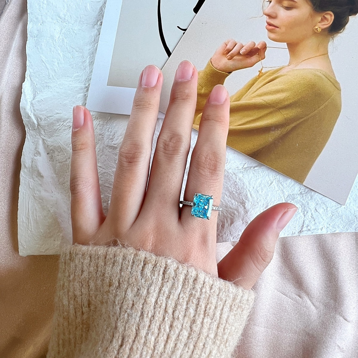 [LORA]4.0 Carat Luxurious Engagement Ring