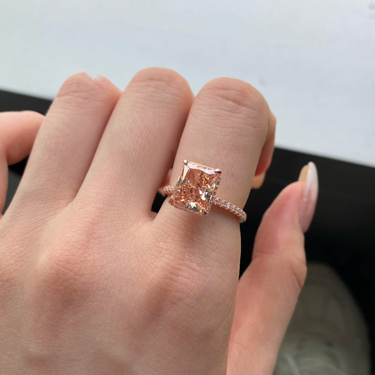 [LORA]4.0 Carat Luxurious Engagement Ring