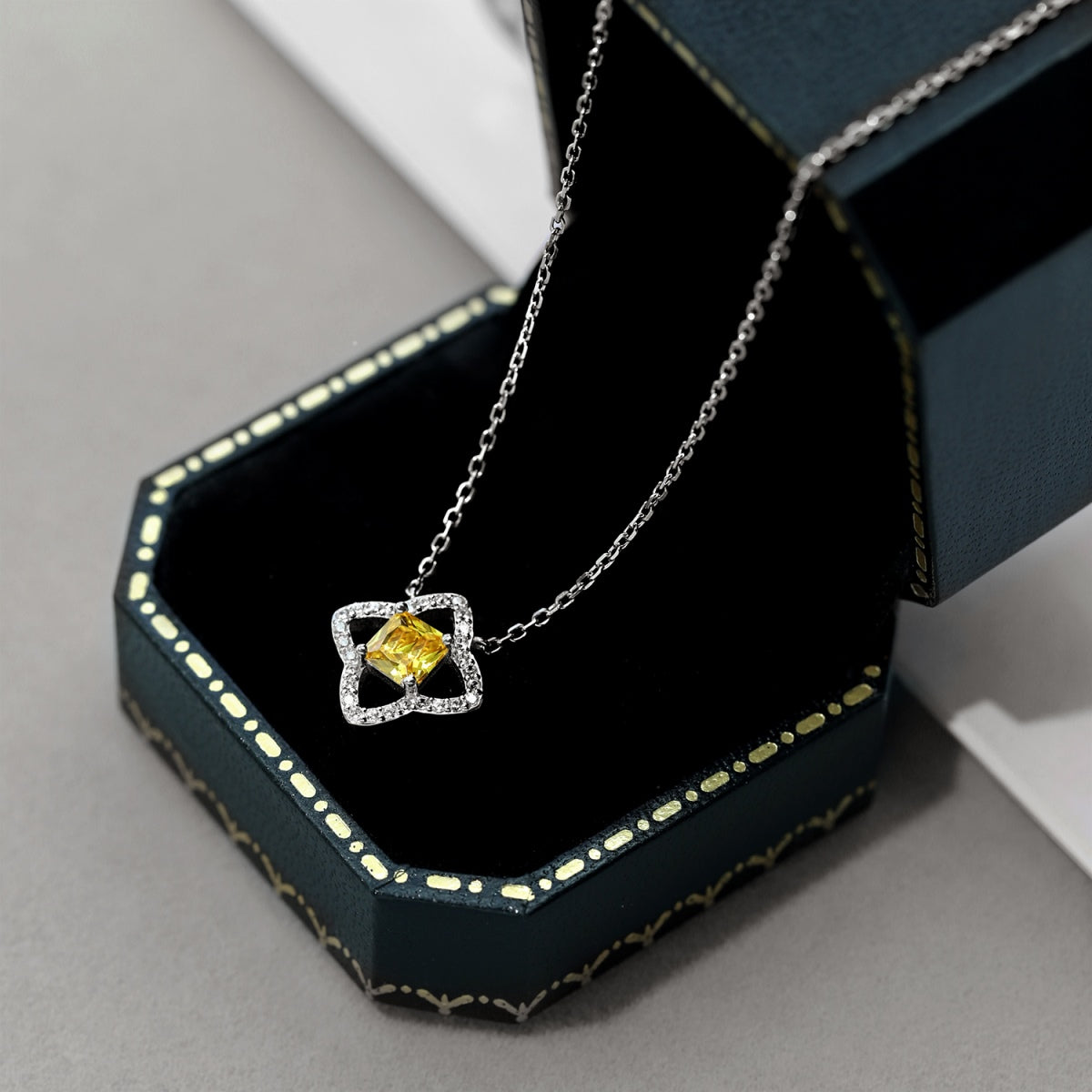 [LORA]Exquisite Flower Shape Princess Cut Necklace
