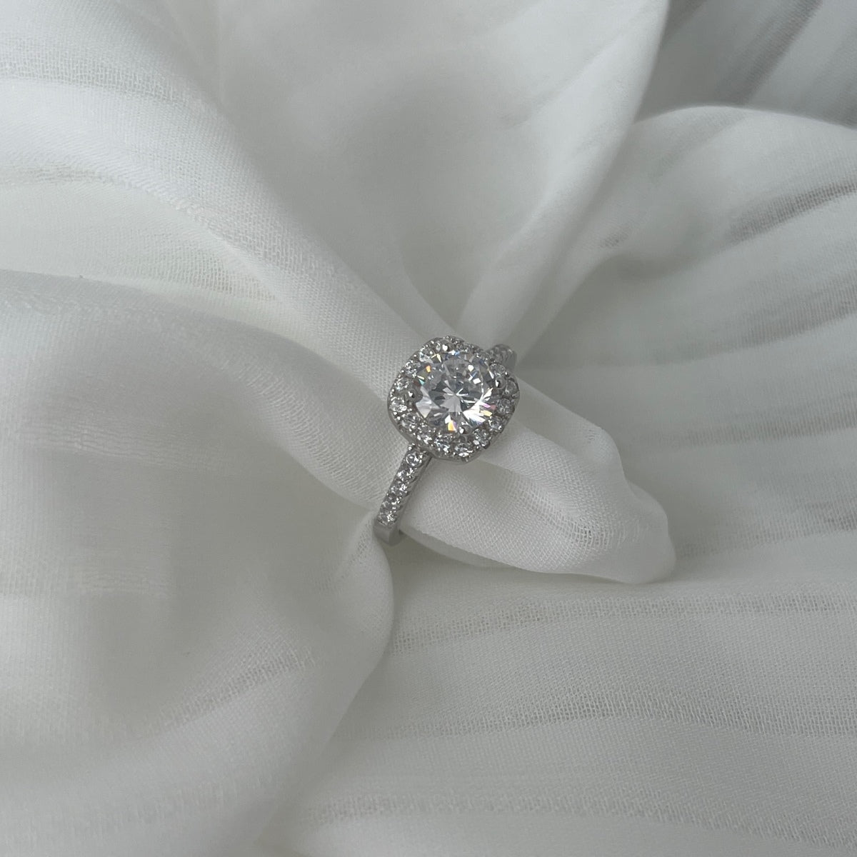 [LORA]Dazzling Resplendent Round Cut Wedding Ring