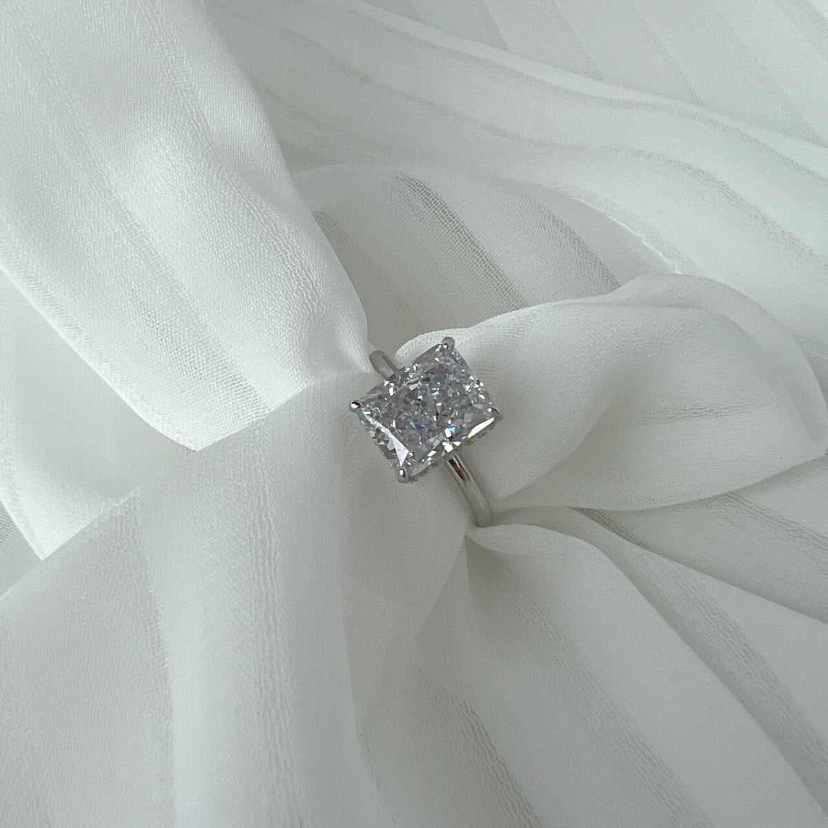 [LORA]4.0 Carat Ornate Enchanting Radiand Cut Banquet Ring