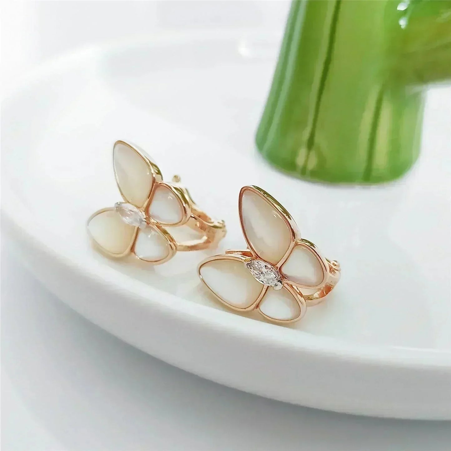 [LORA]BUTTERFLY MOP DIAMOND EARRINGS