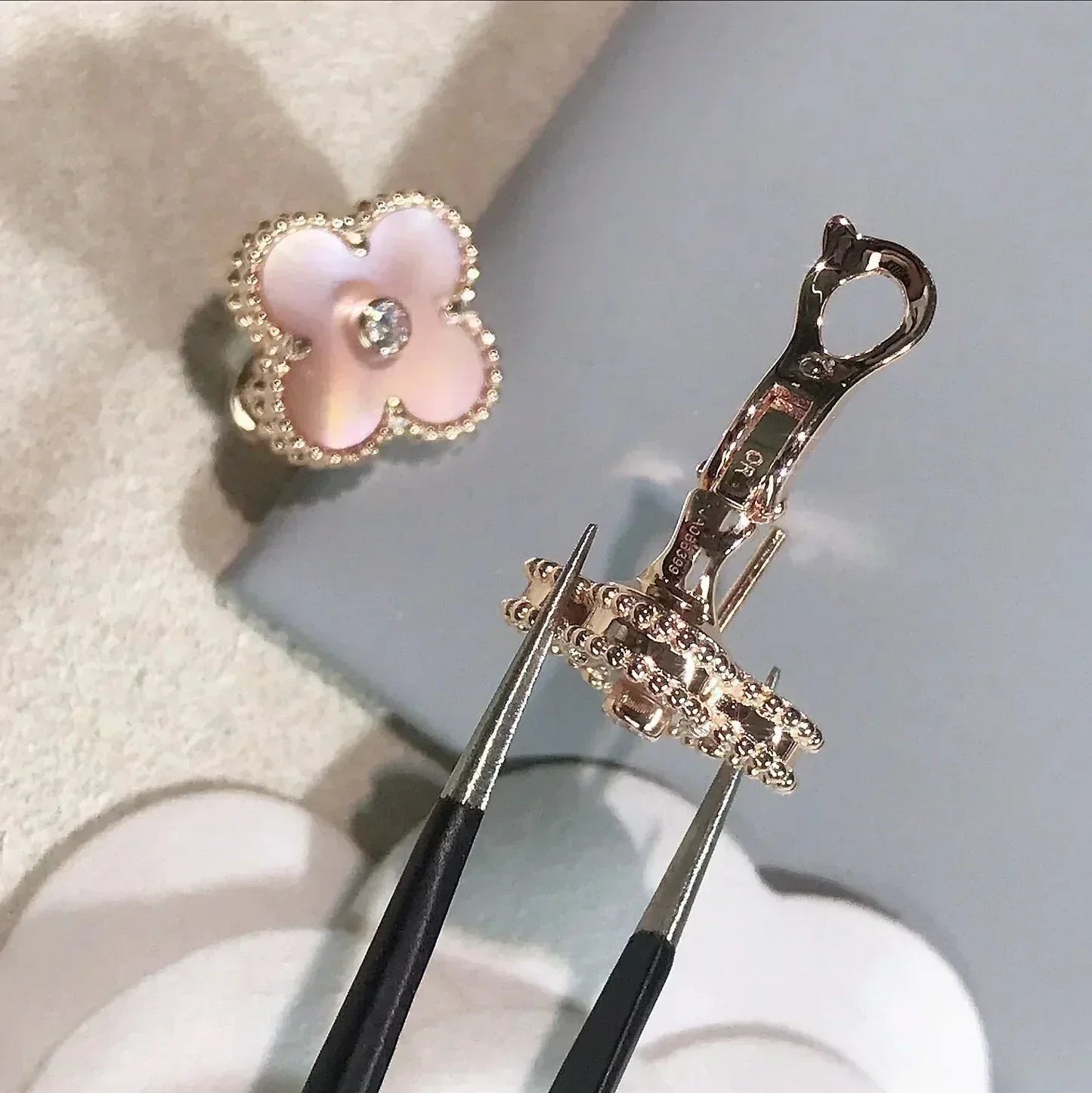 [LORA]CLOVER MEDIUM 1 MOTIFS  PINK MOP DIAMOND EARRINGS