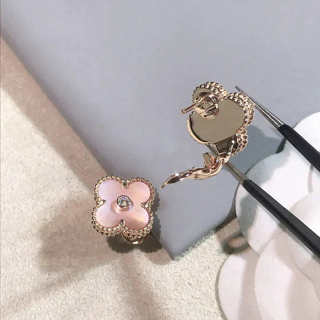 [LORA]CLOVER MEDIUM 1 MOTIFS  PINK MOP DIAMOND EARRINGS