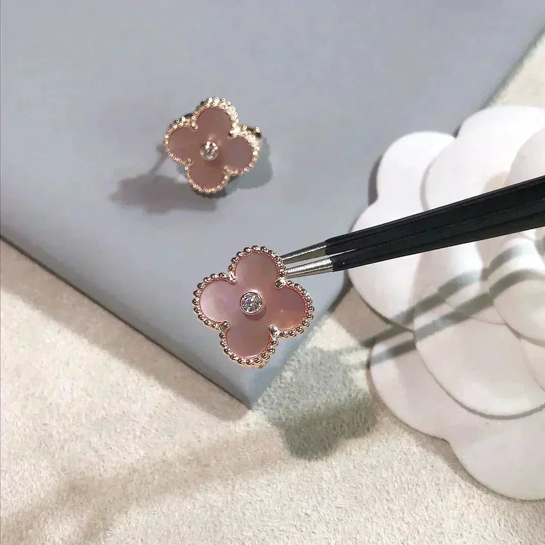 [LORA]CLOVER MEDIUM 1 MOTIFS  PINK MOP DIAMOND EARRINGS