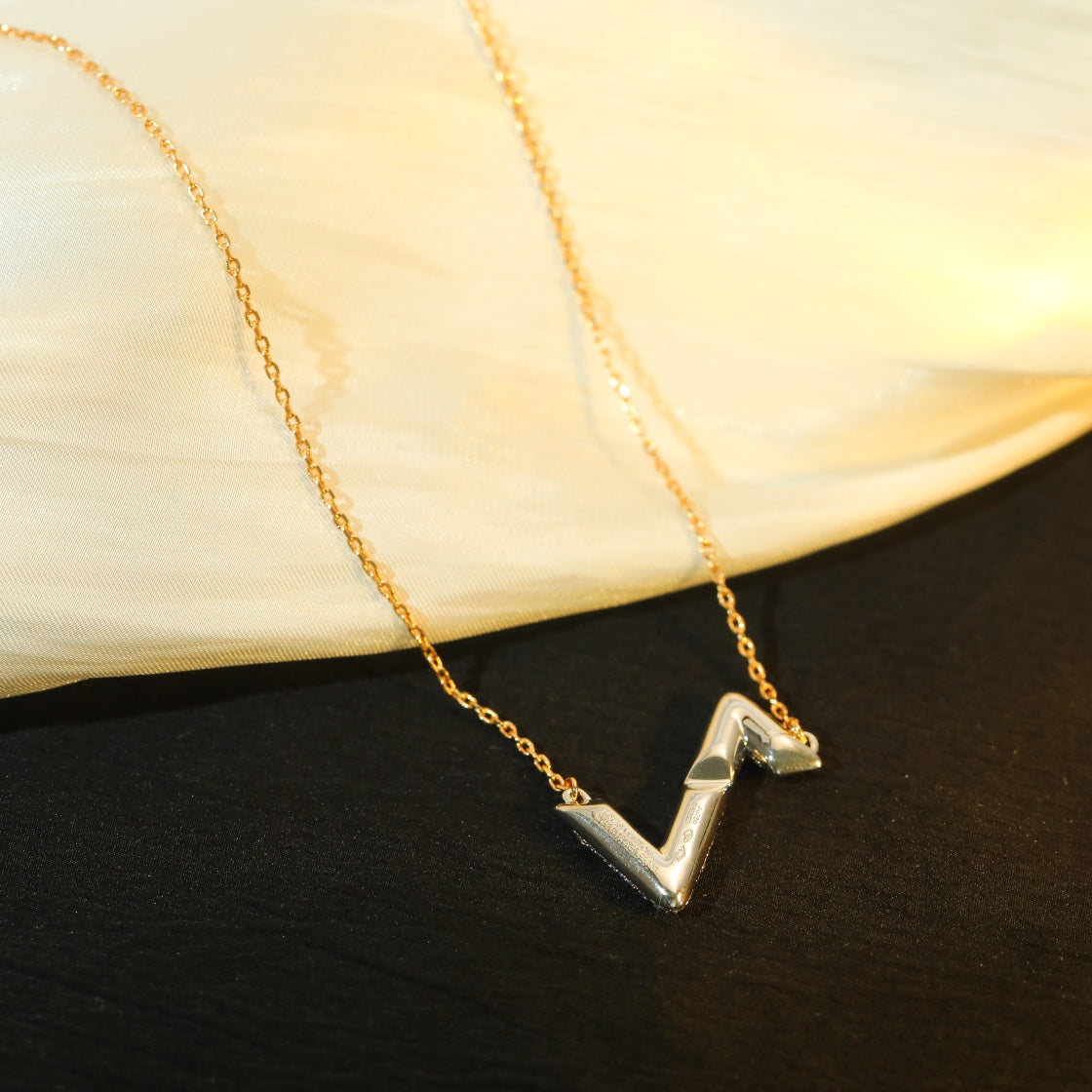 [LORA]VOLT SILVER DIAMOND PEDANT NECKLACE