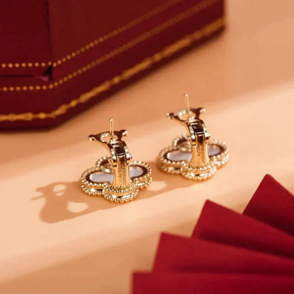 [LORA]CLOVER MEDIUM 1 MOTIFS  WHITE MOP STUD EARRINGS