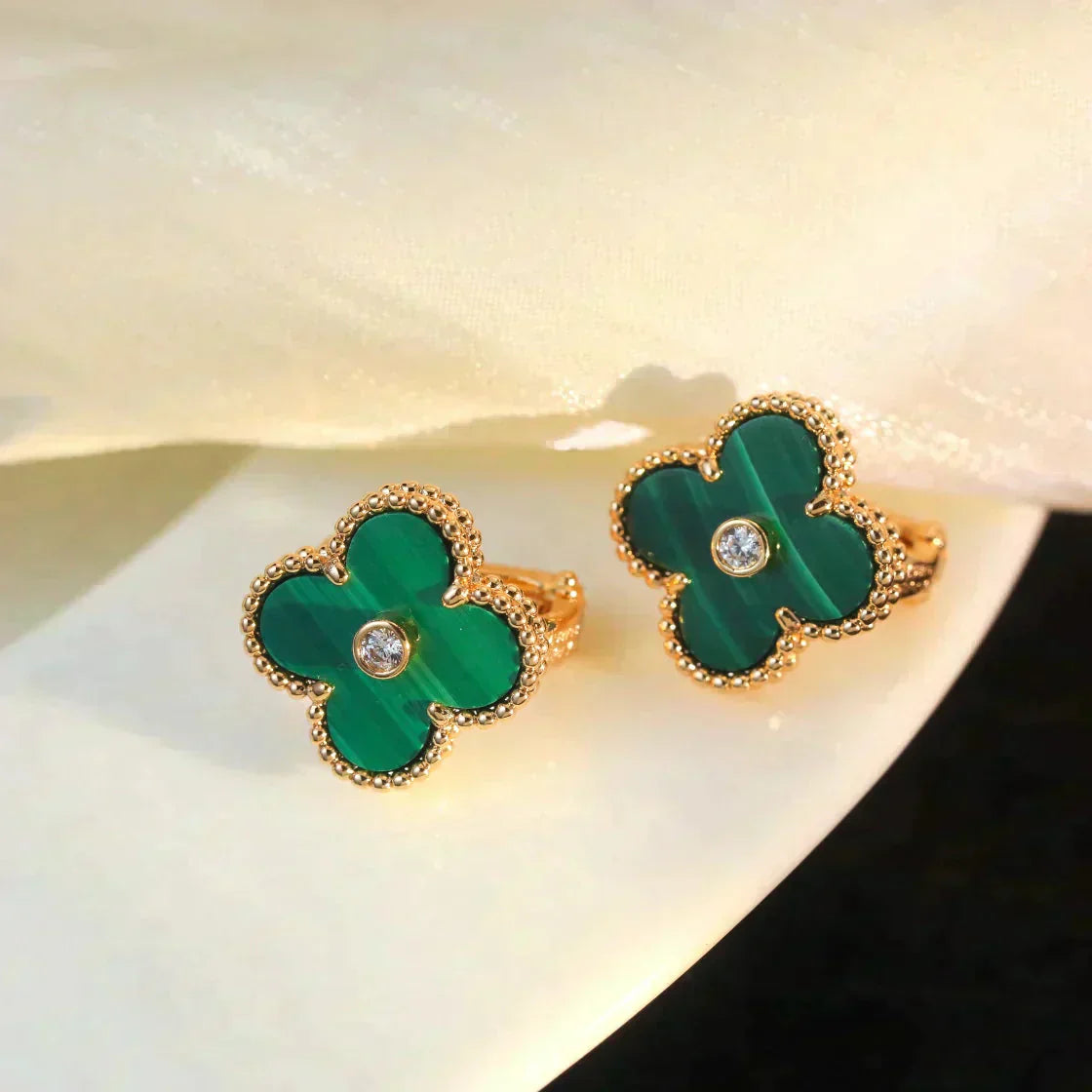 [LORA]CLOVER MEDIUM 1 MOTIFS MALACHITE DIAMOND EARRINGS