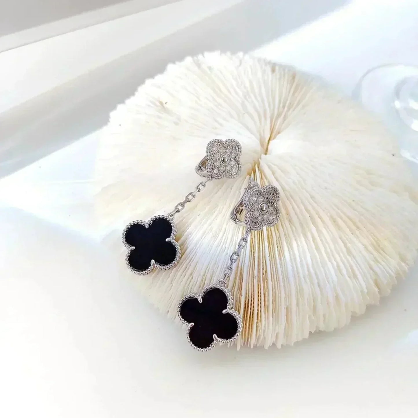 [LORA]CLOVER 2 MOTIFS  DIAMOND ONYX EARRINGS SILVER