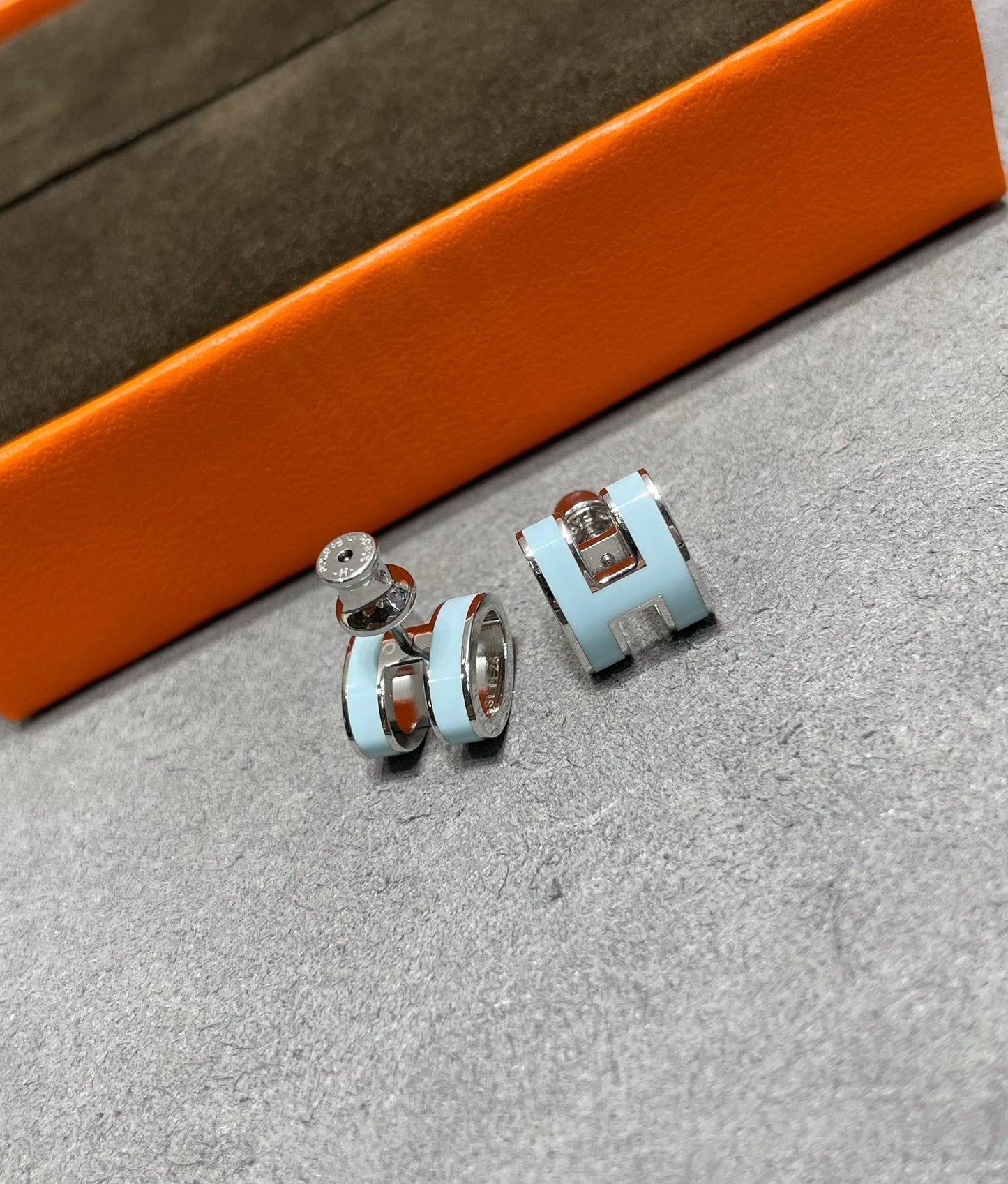 [LORA]POP H SKY BLUE STUD EARRINGS