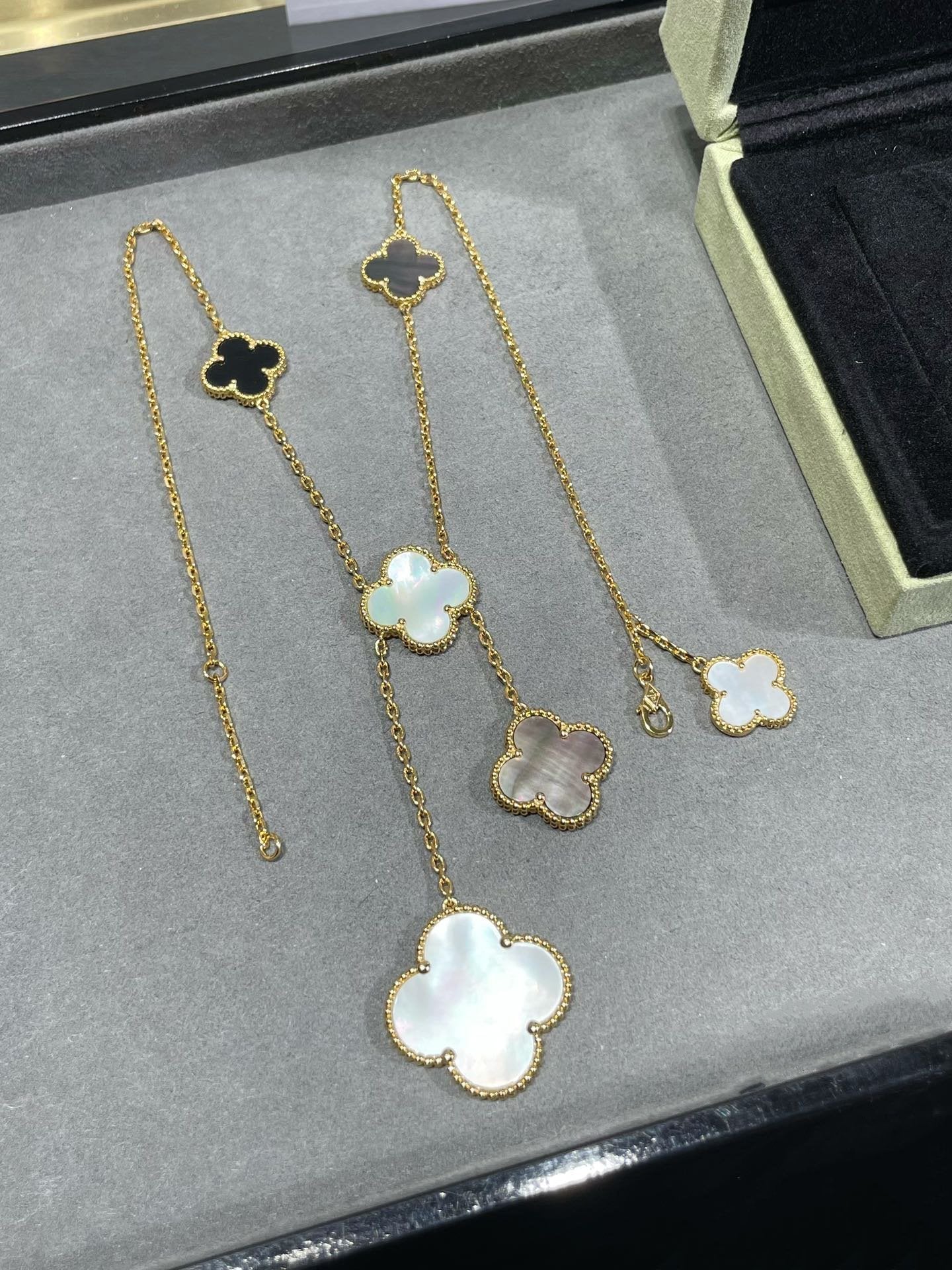 [LORA]CLOVER 6 MOTIF MOP ONYX GOLD NECKLACE
