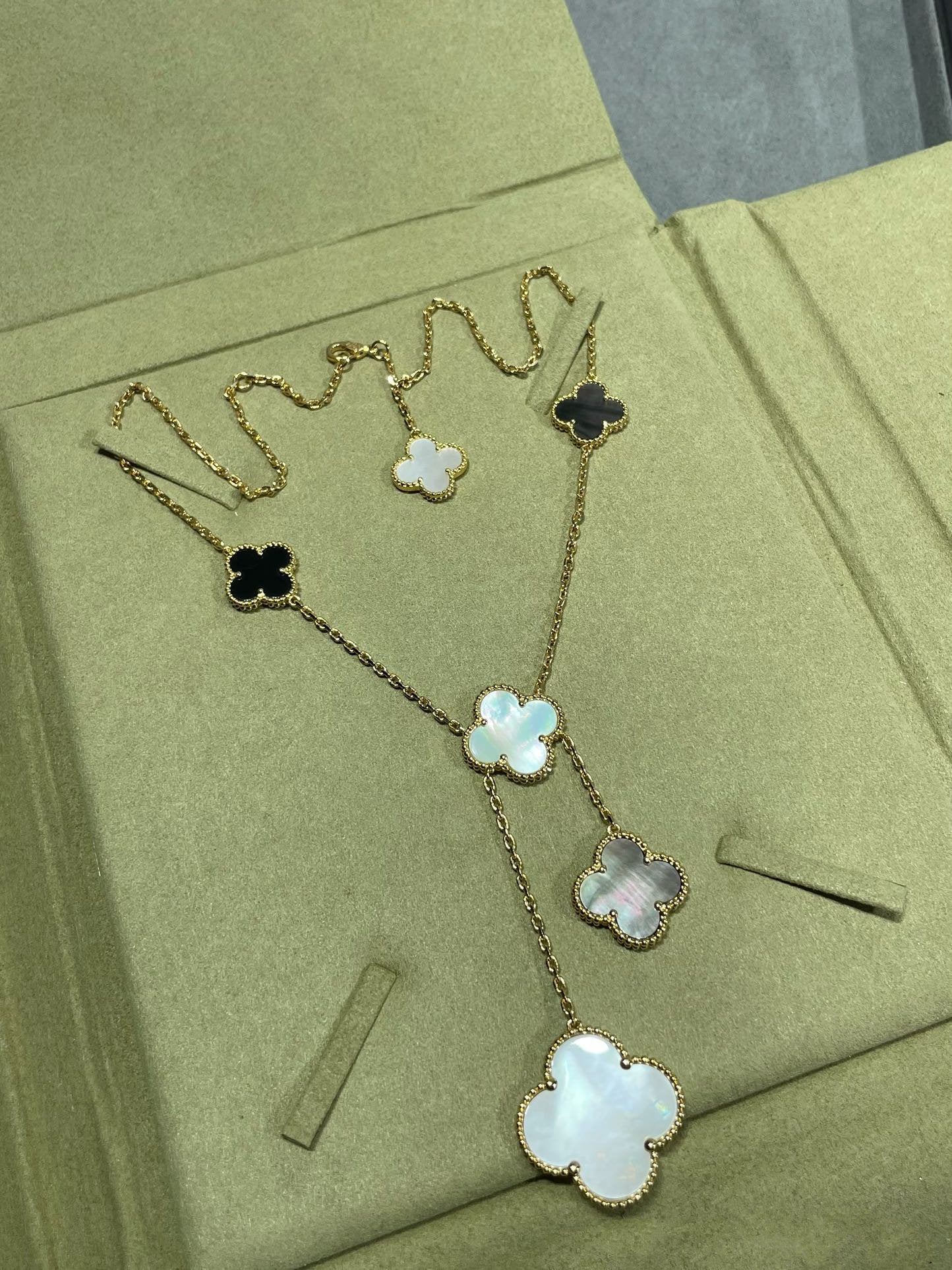 [LORA]CLOVER 6 MOTIF MOP ONYX GOLD NECKLACE
