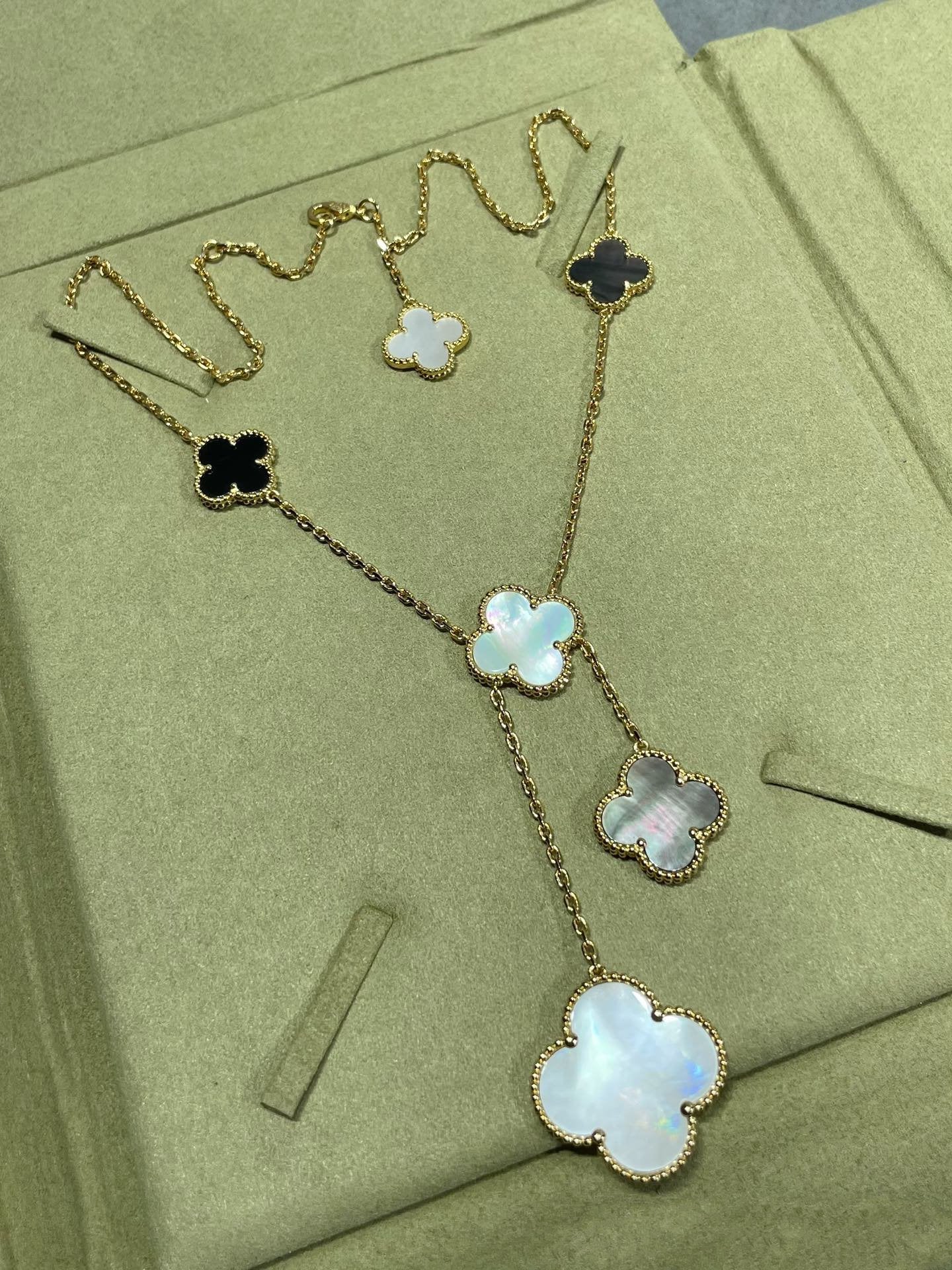 [LORA]CLOVER 6 MOTIF MOP ONYX GOLD NECKLACE