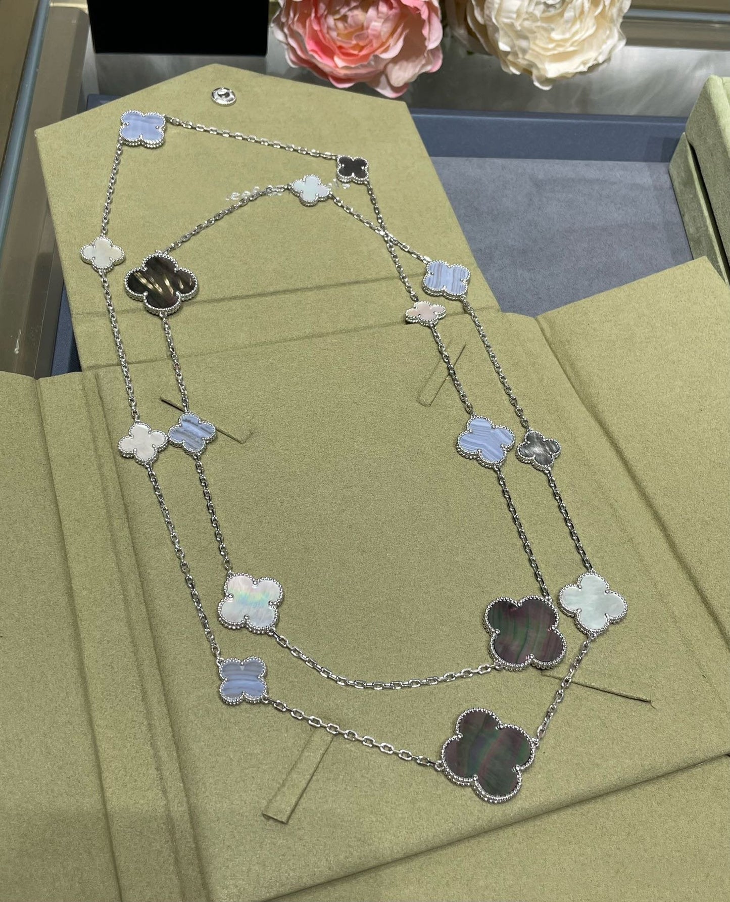 [LORA]CLOVER 16 MOTIF CHALCEDONY MOP SILVER NECKLACE