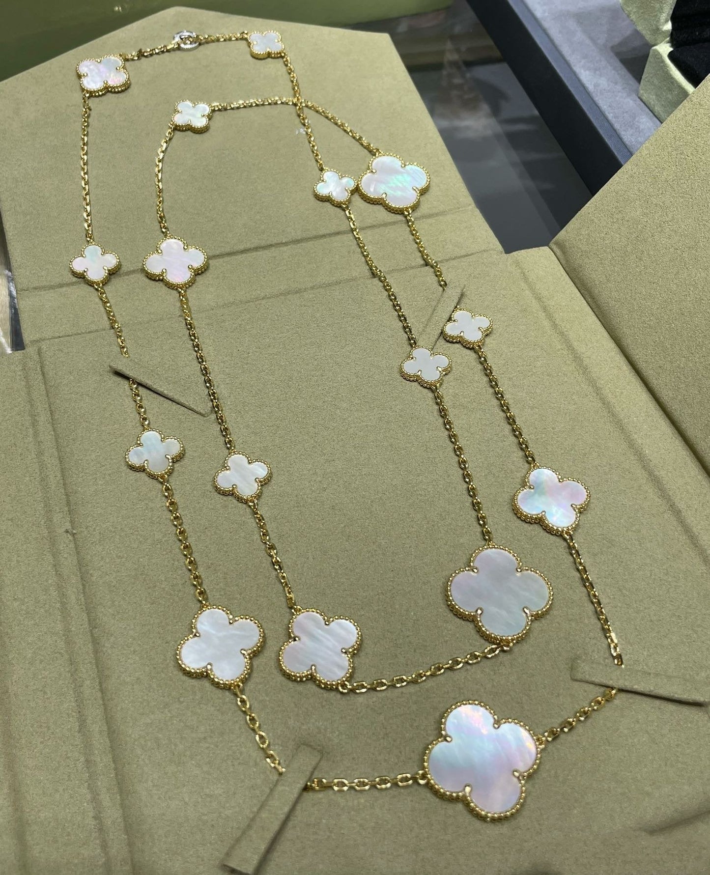 [LORA]CLOVER 16 MOTIF WHITE MOP GOLD NECKLACE