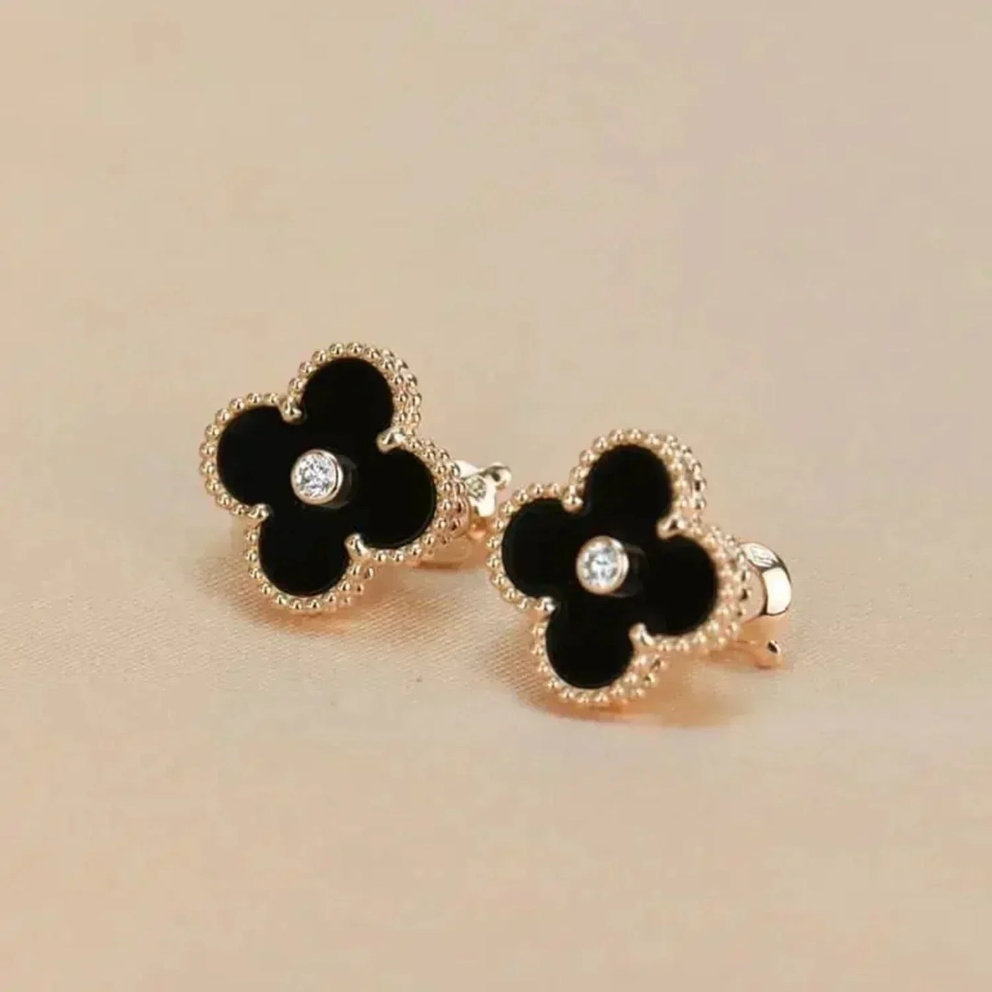 [LORA]CLOVER MEDIUM 1 MOTIFS ONYX DIAMOND EARRINGS