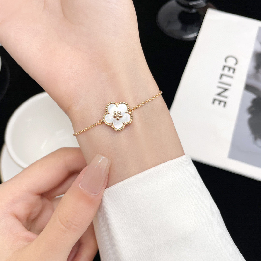 [LORA]LUCKY WHITE MOP PLUM BLOSSOM  BRACELET