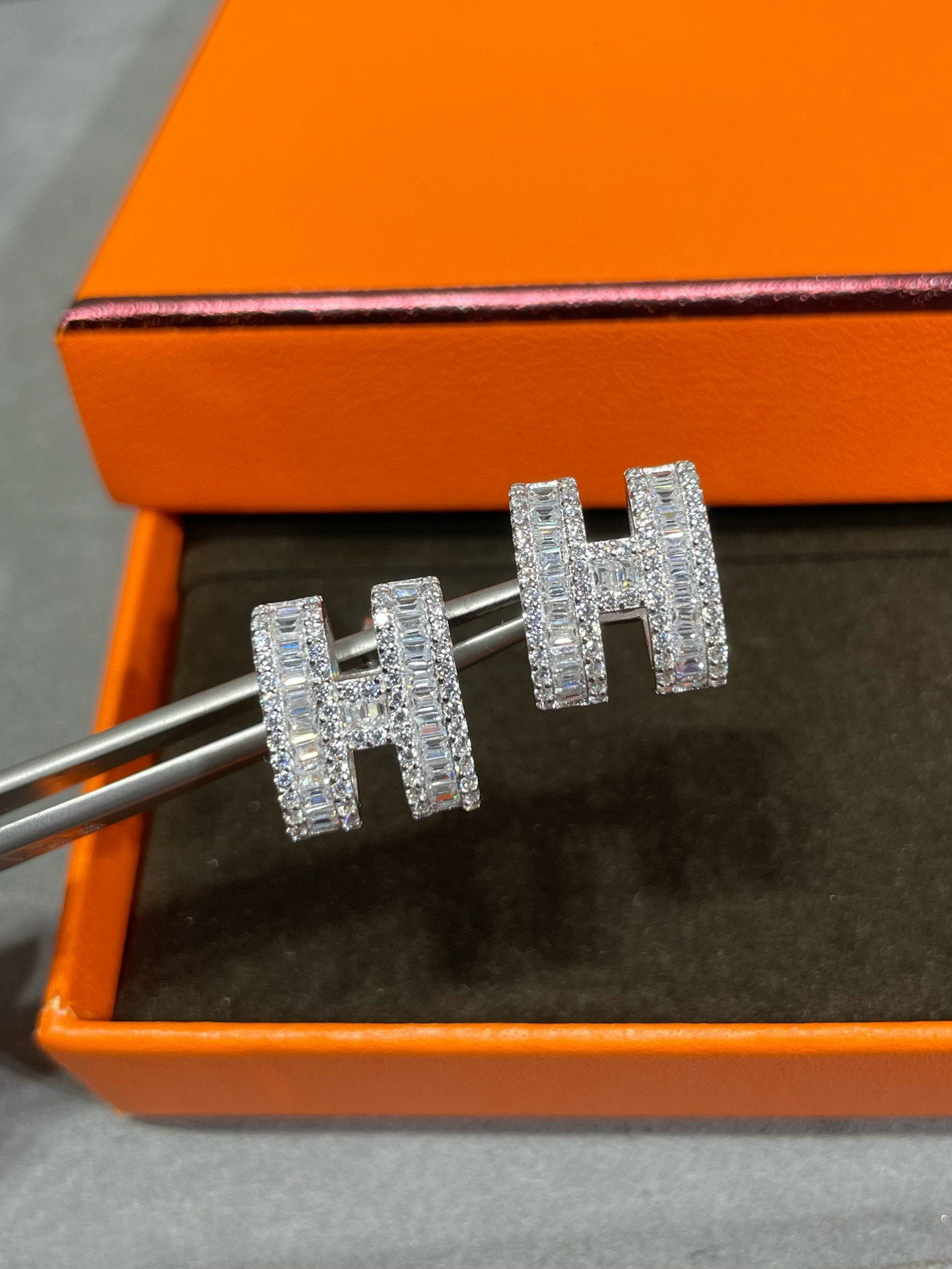 [LORA]H STUD EARRINGS WITH SILVER DIAMONDS