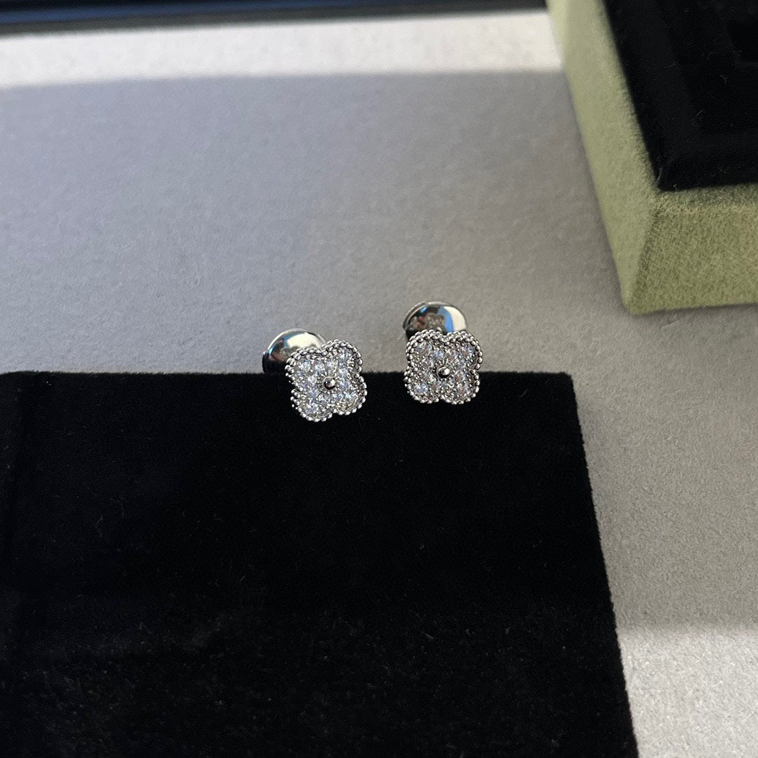 [LORA]CLOVER MINI DIAMOND STUD EARRINGS