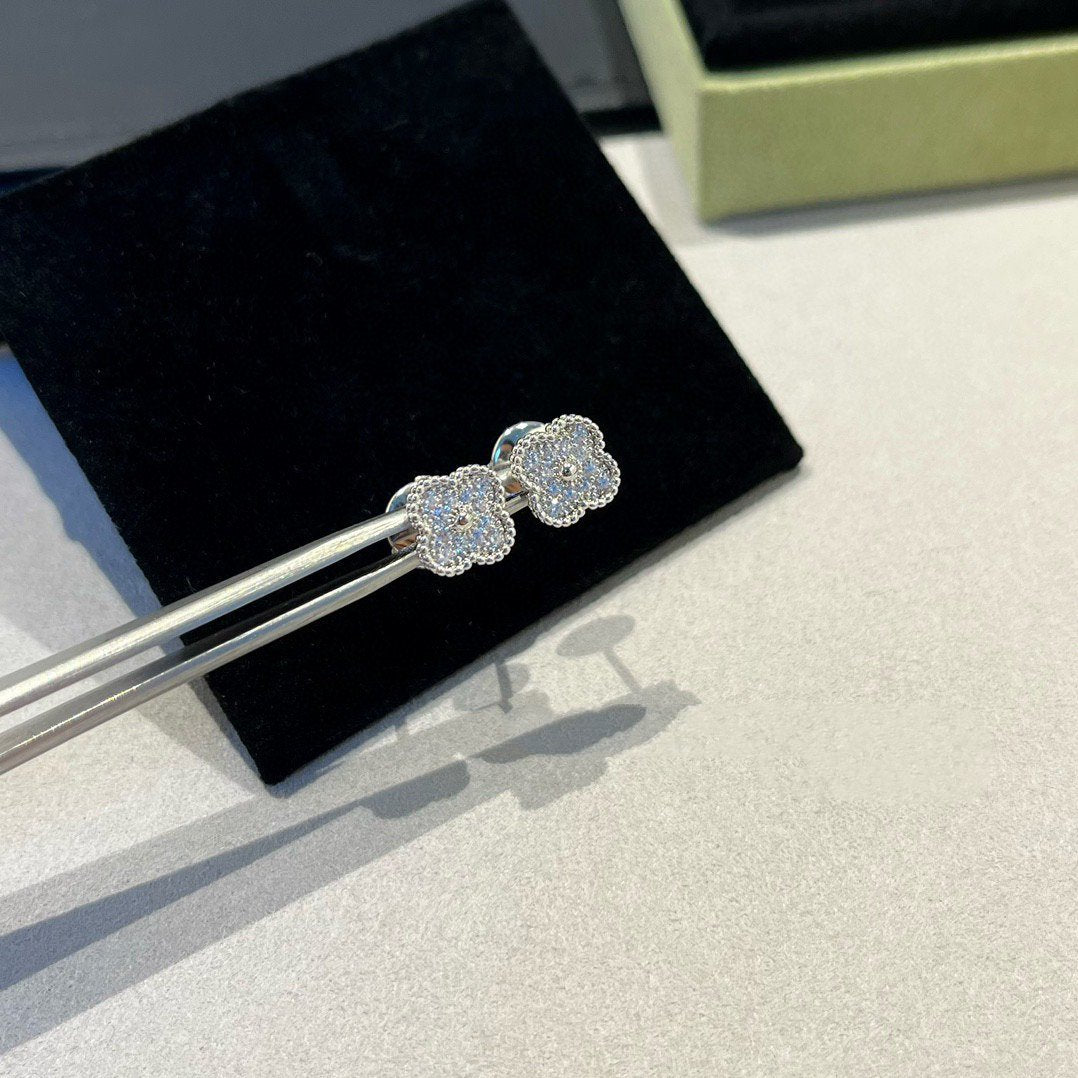 [LORA]CLOVER MINI DIAMOND STUD EARRINGS
